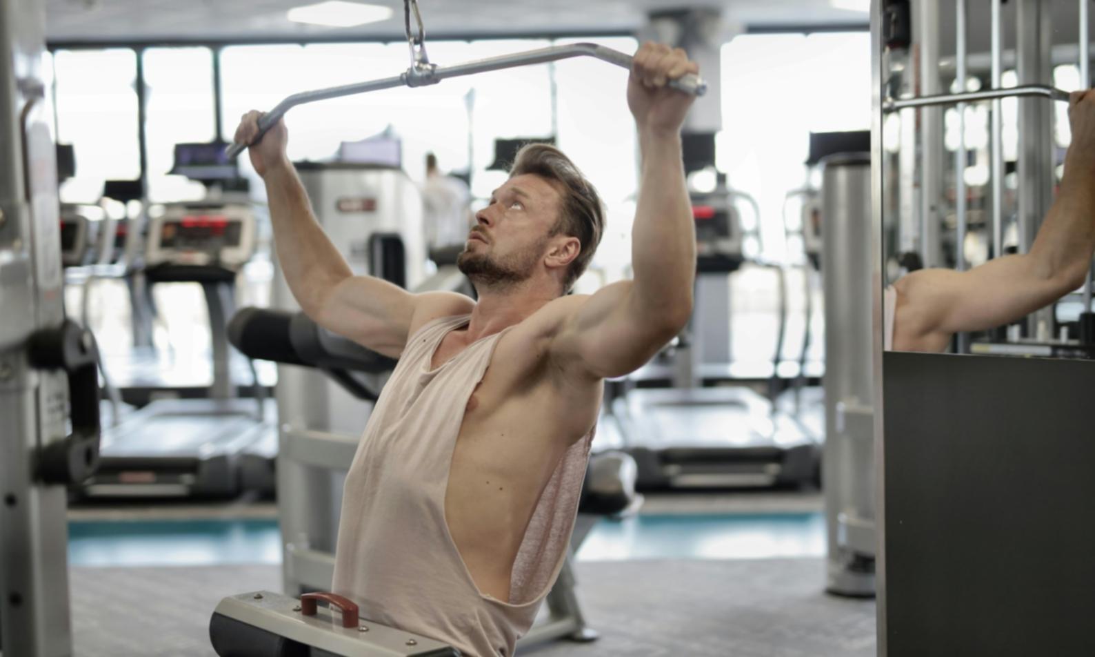 Crossfit-Gymnastikelemente – Demonstration einer Übung im Kurs